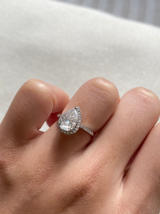Halo Pear center Ring