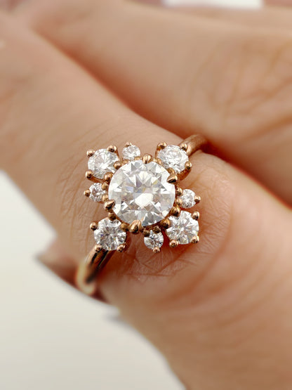 Unique design Round brilliant cluster ring