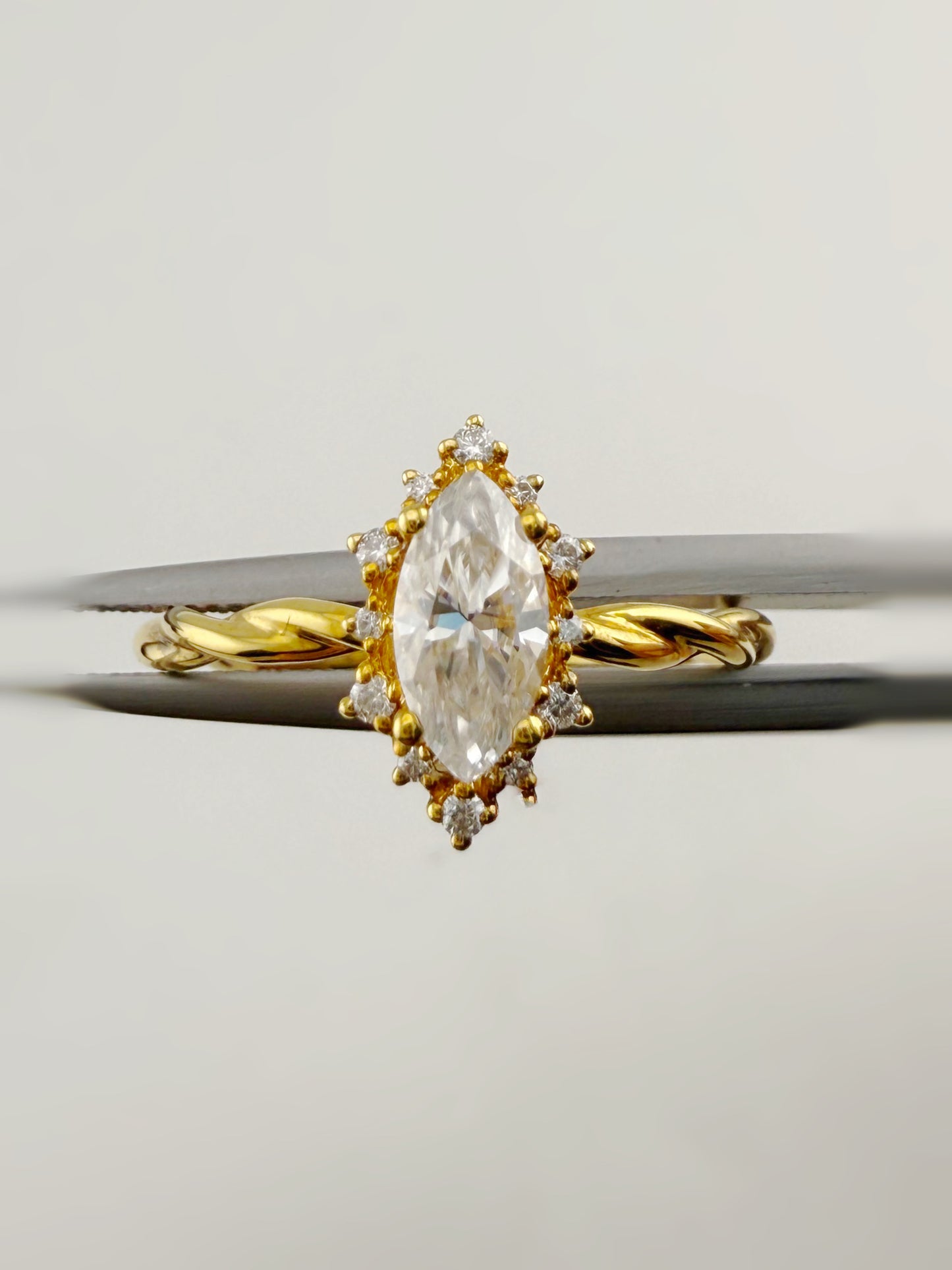 Unique design Marquise-cut twisted ring band 0.5ct
