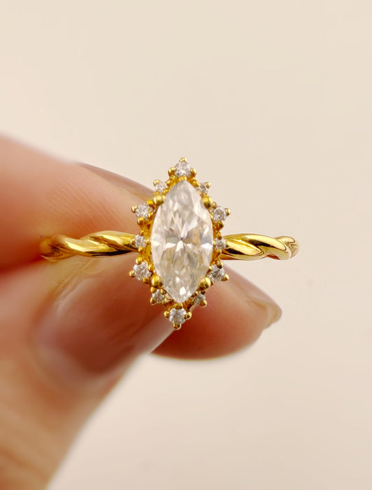 Unique design Marquise-cut twisted ring band 0.5ct