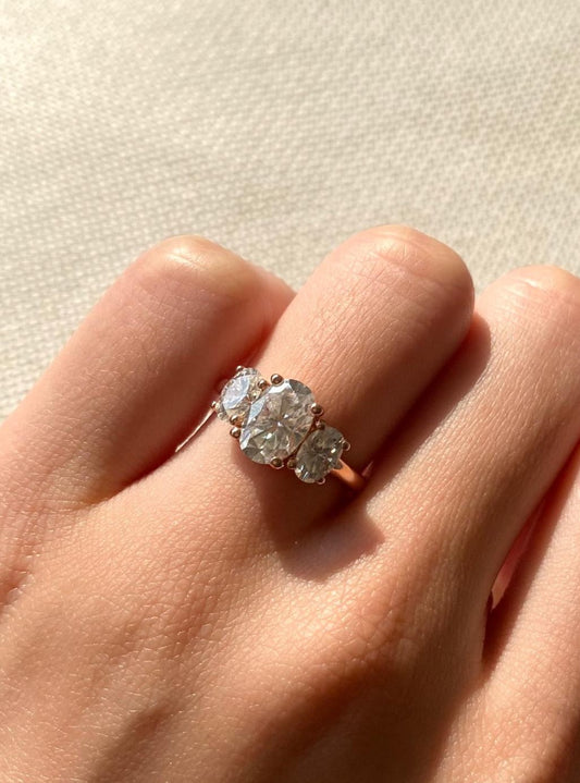 Oval three stone Ring