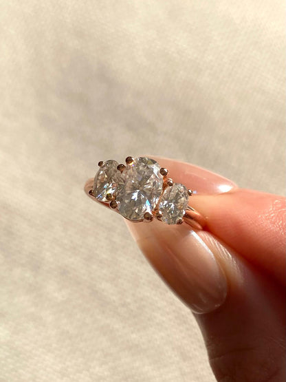 Oval three stone Ring
