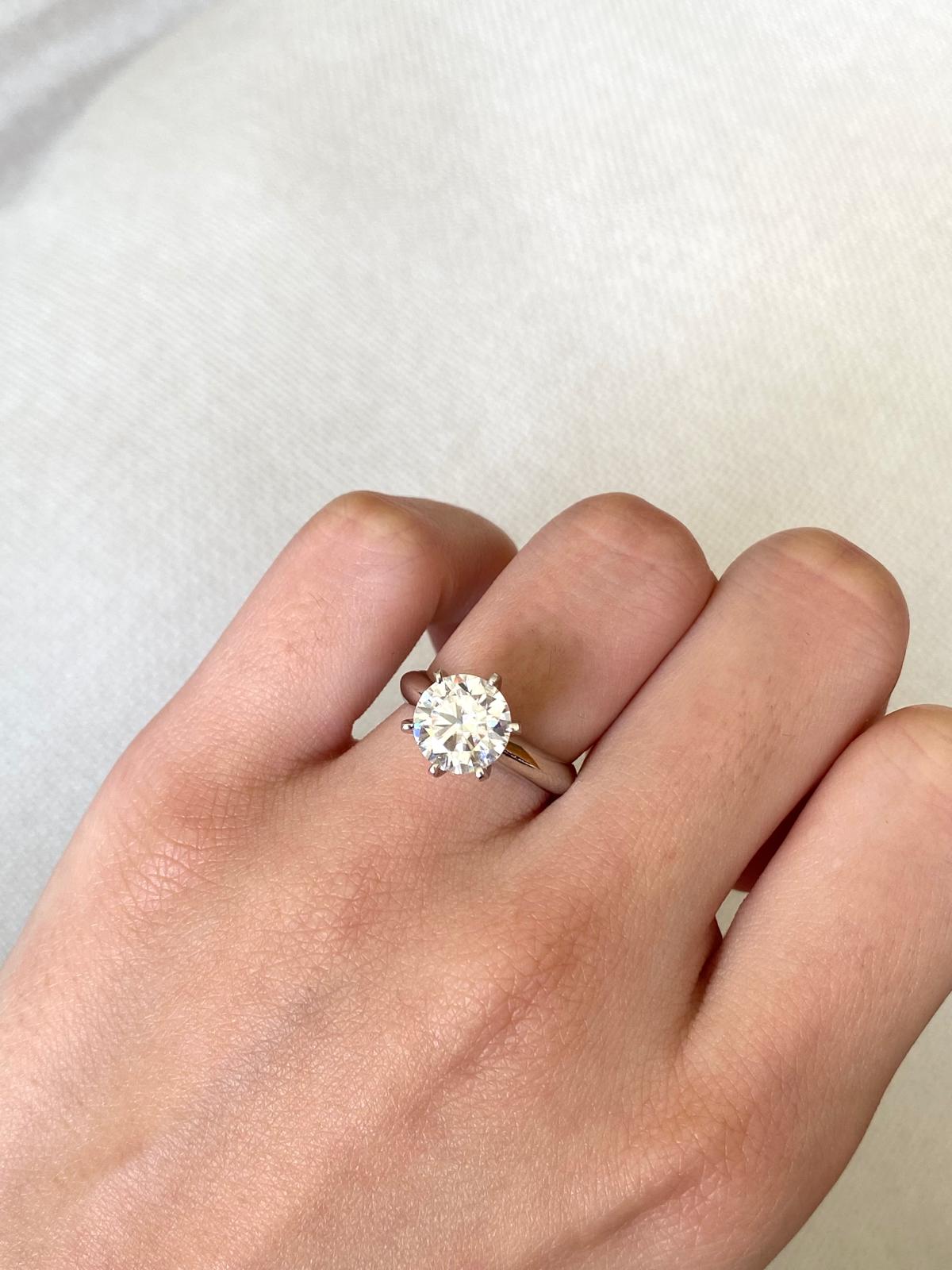18K White Gold Round Brilliant Ring 6 claw