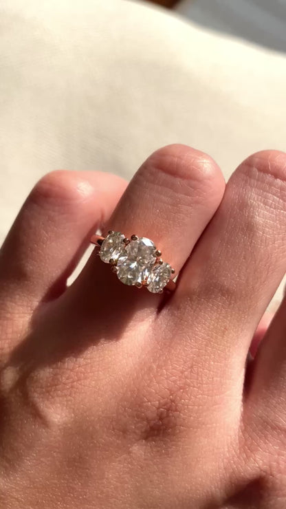 Oval three stone Ring