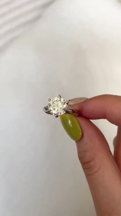 18K White Gold Round Brilliant Ring 6 claw